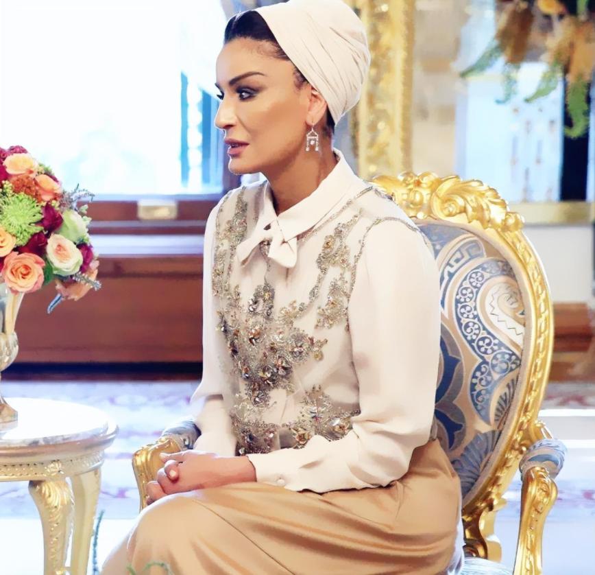 卡塔尔太后穿12年前的裙子，戴卡洛琳公主同款胸针，依然惊艳时光