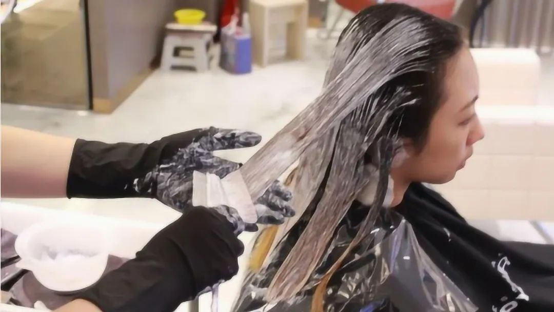 烫完头多久可以染发不伤头发,烫发和染发哪种伤头发