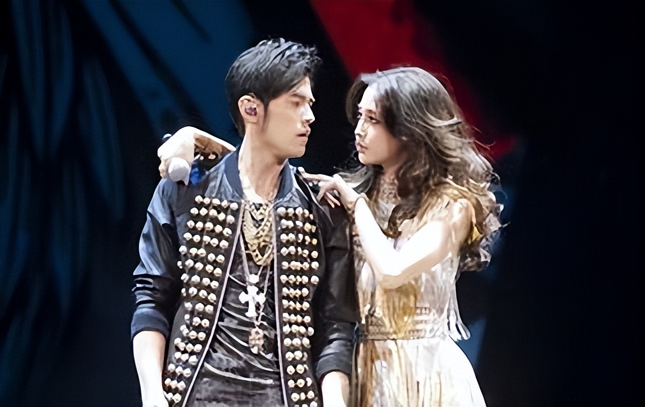 昆凌回应与侯佩岑撞彩虹图,昆凌暗讽侯佩岑