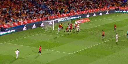 「早报」血染赛场+手球送点！不服输的C罗输给岁月