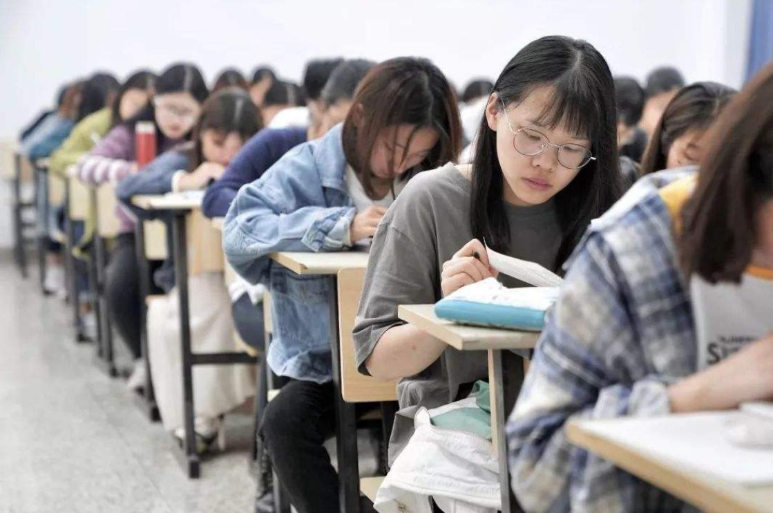 两姐妹卖烤肠月入12万,下班摆摊卖烤肠日入800多