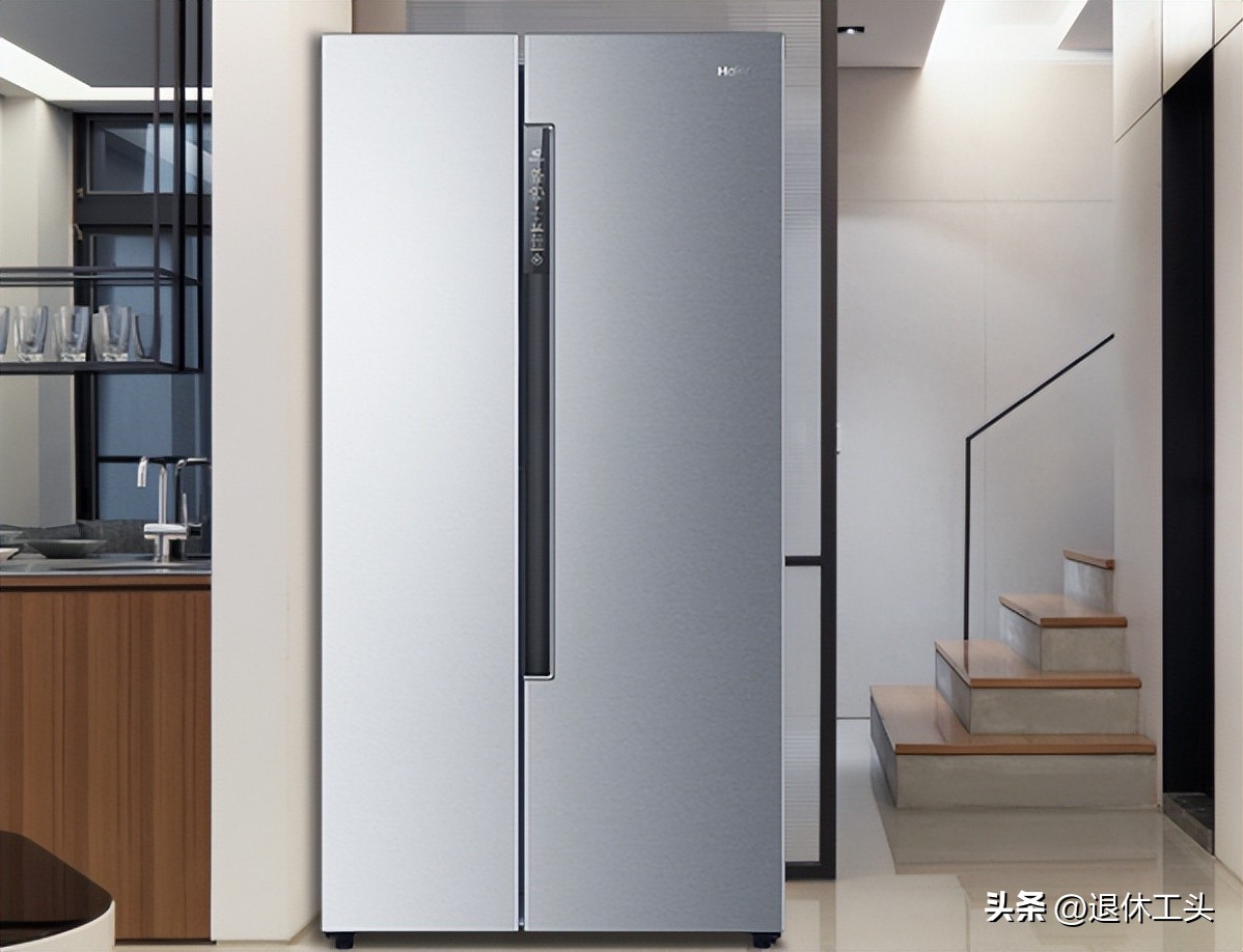 两个单开门冰箱和一个双开门冰箱,冰箱单开门和双开门利弊