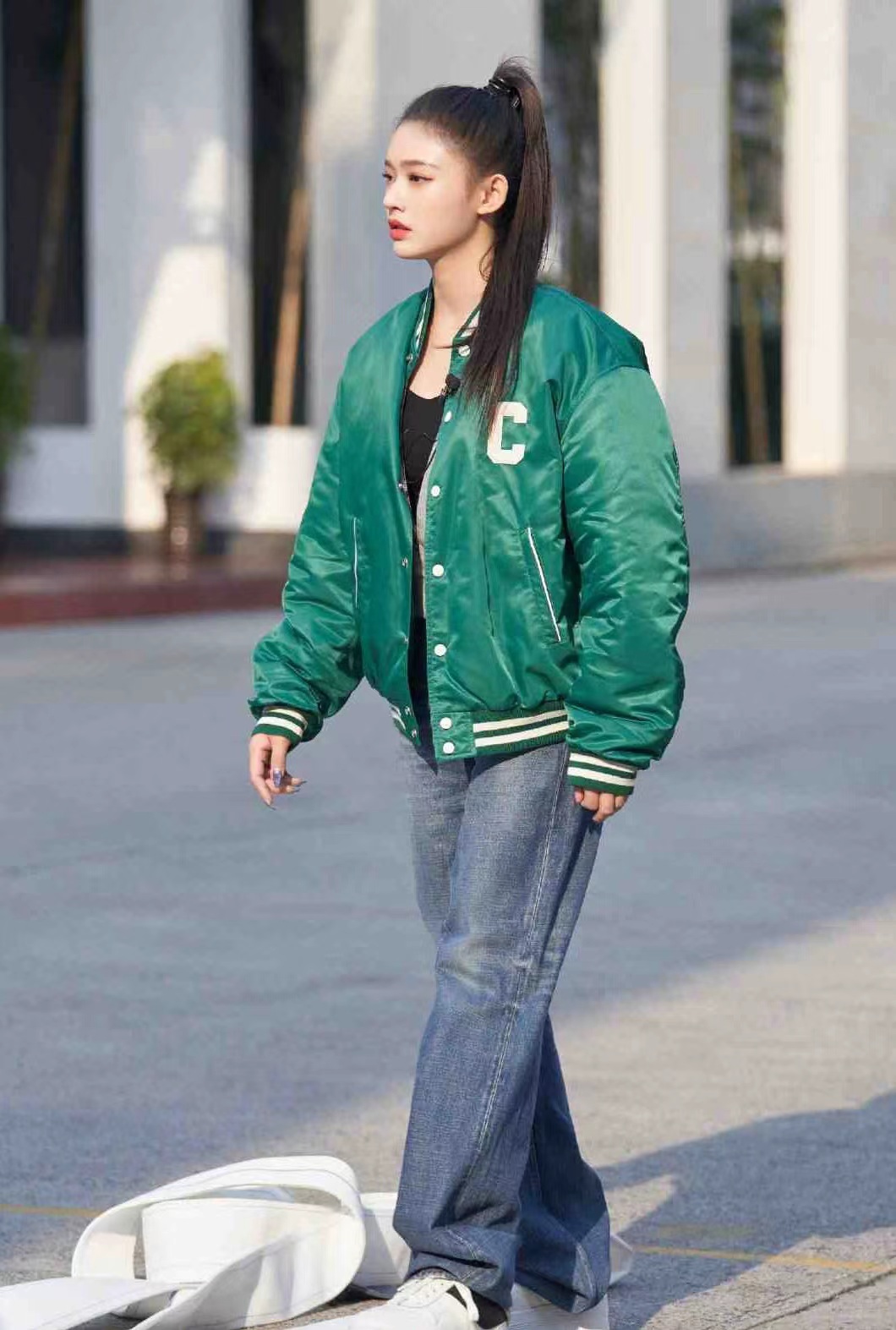 林允穿墨绿色棒球服配阔腿牛仔裤,充满活力录制《一往无前的蓝》