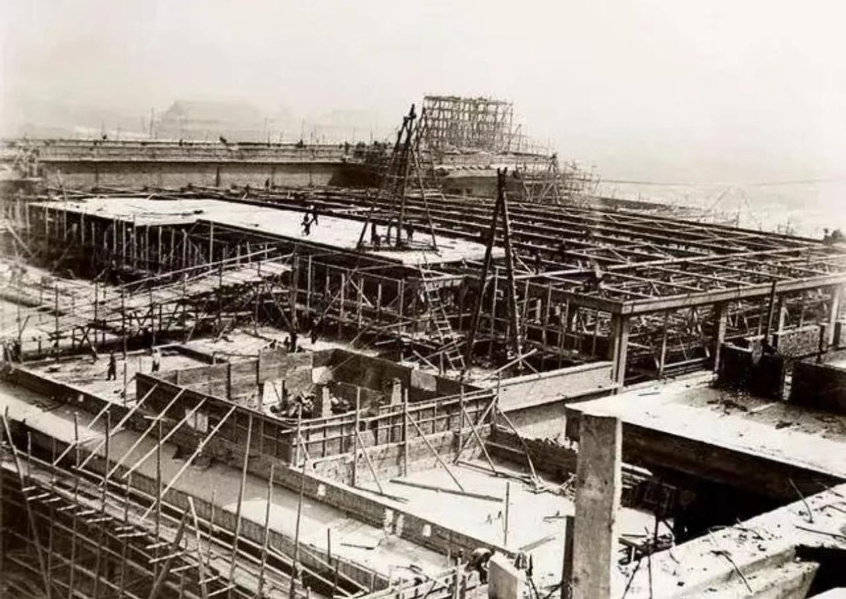 1959年人民大会堂落成，毛主席看着天花板笑问：这是谁的主意