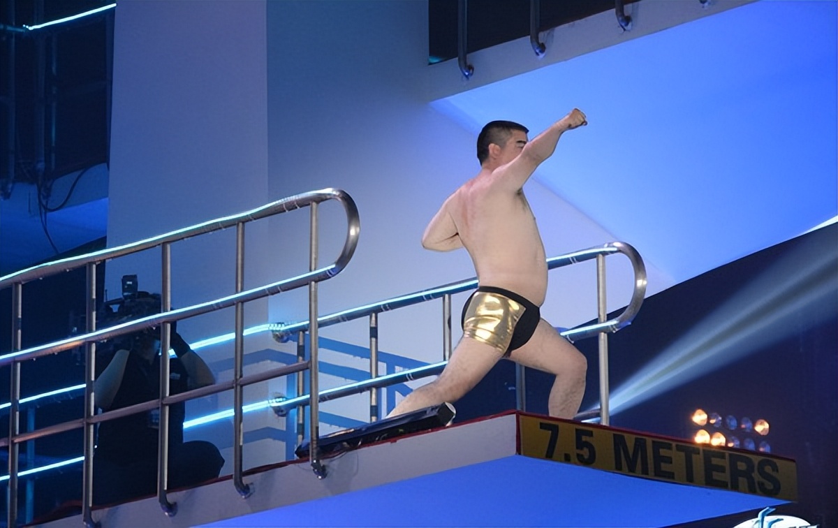 跳水运动员视网膜穿孔,视网膜脱落打气对眼睛伤害大吗