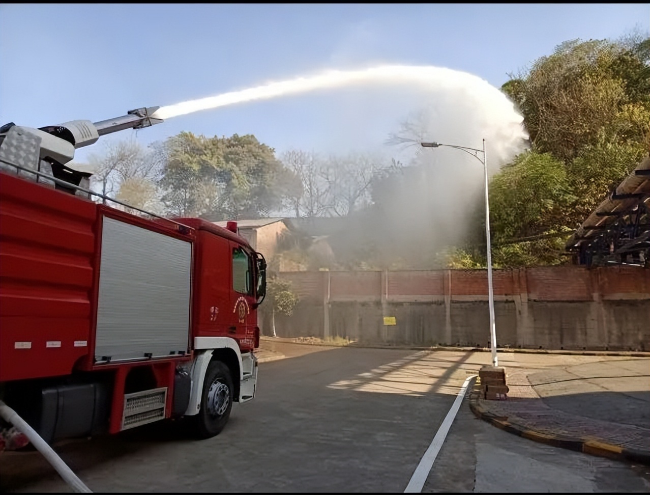 四川山火救援灭火,四川消防24小时把守防止山火复燃