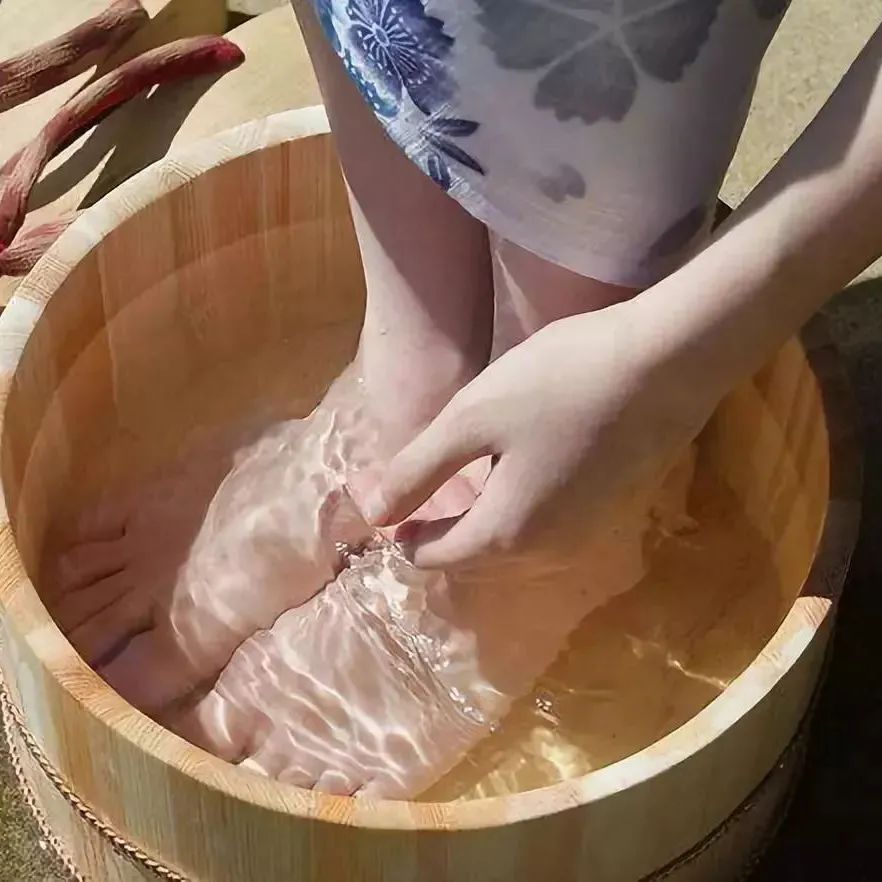 艾叶花椒生姜泡脚祛寒湿还是湿热,用什么药泡脚能把人体寒湿排出来