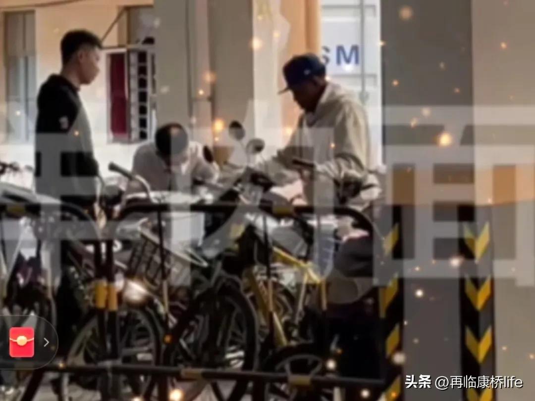 广东男篮宿舍遭围堵！大汉凯皇耐心签名，马尚归队立马找电驴