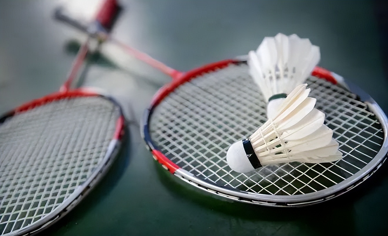 羽毛球拍的拉线磅数是什么,球拍第一次拉线多少磅合适男士