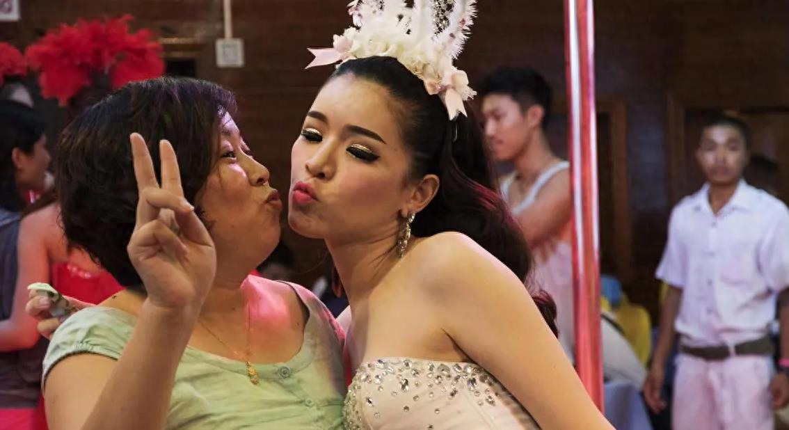 揭秘泰国人妖的真实秘密：接客前吃避孕药的无奈原因