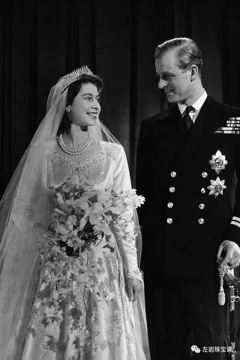 左岩:70周年!女王时尚永不出错的秘籍!大揭秘