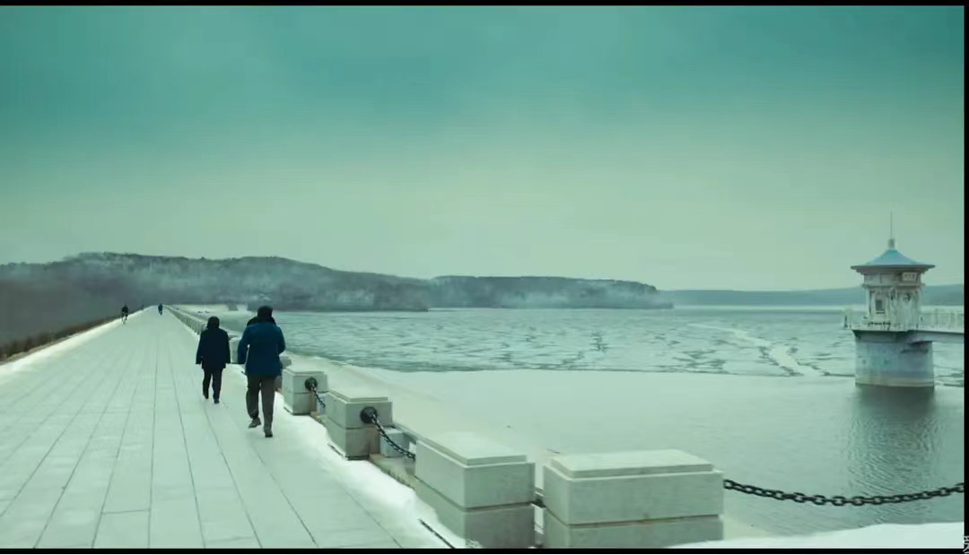 《人世间》：兰蔻小黑瓶、电动沙发，网友火眼金睛发现的14个穿帮