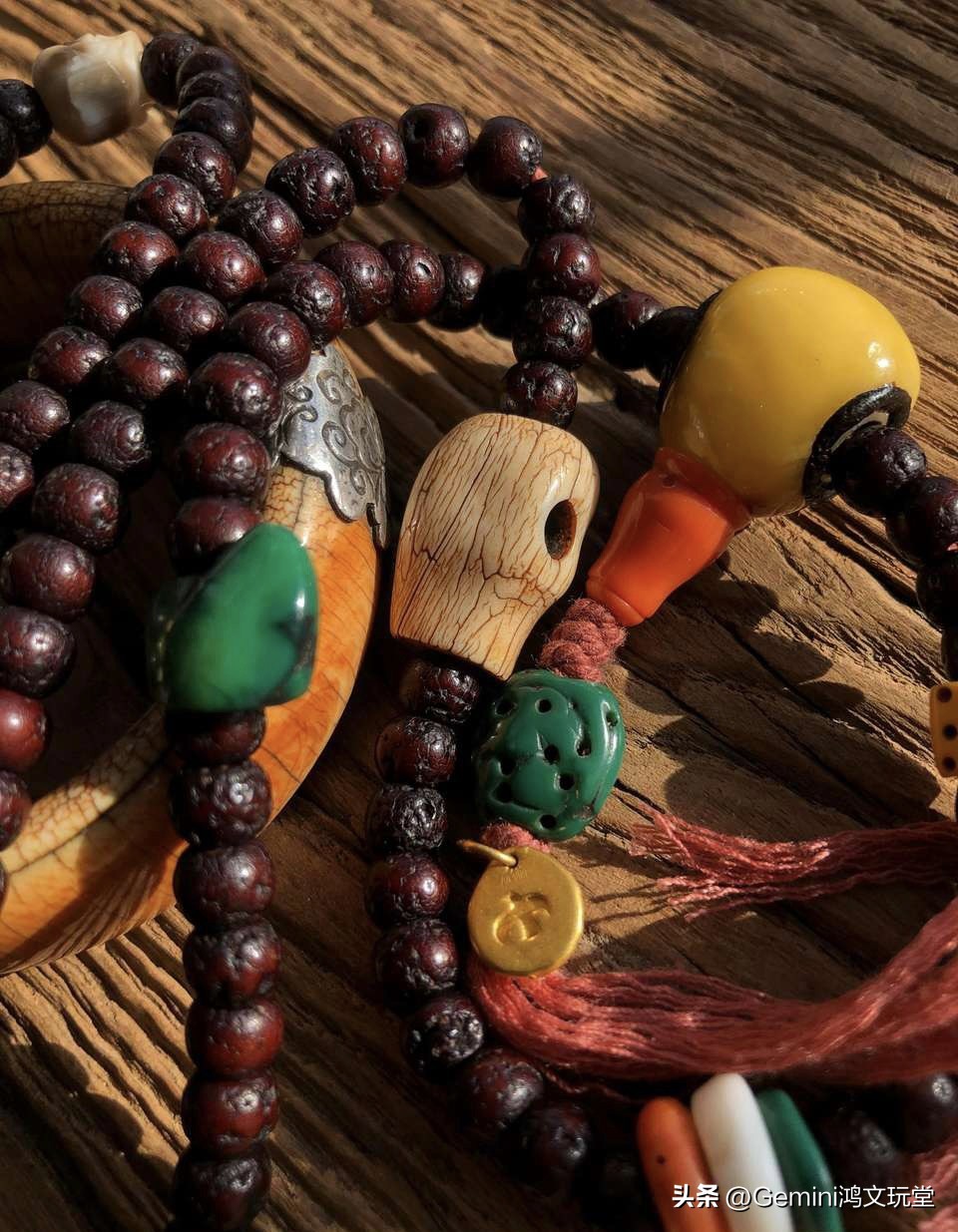 蜜蜡琥珀手串最简单的方法,如何把玩琥珀蜜蜡手串变亮呢