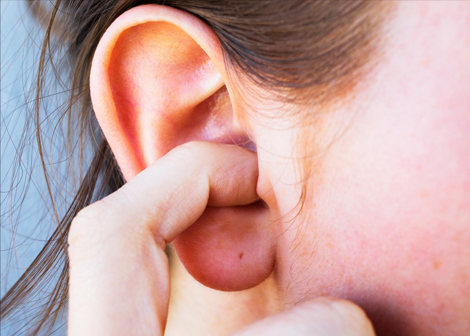 耳朵痒掏出来的东西潮湿有臭味,耳朵里太痒了掏出来臭臭的东西