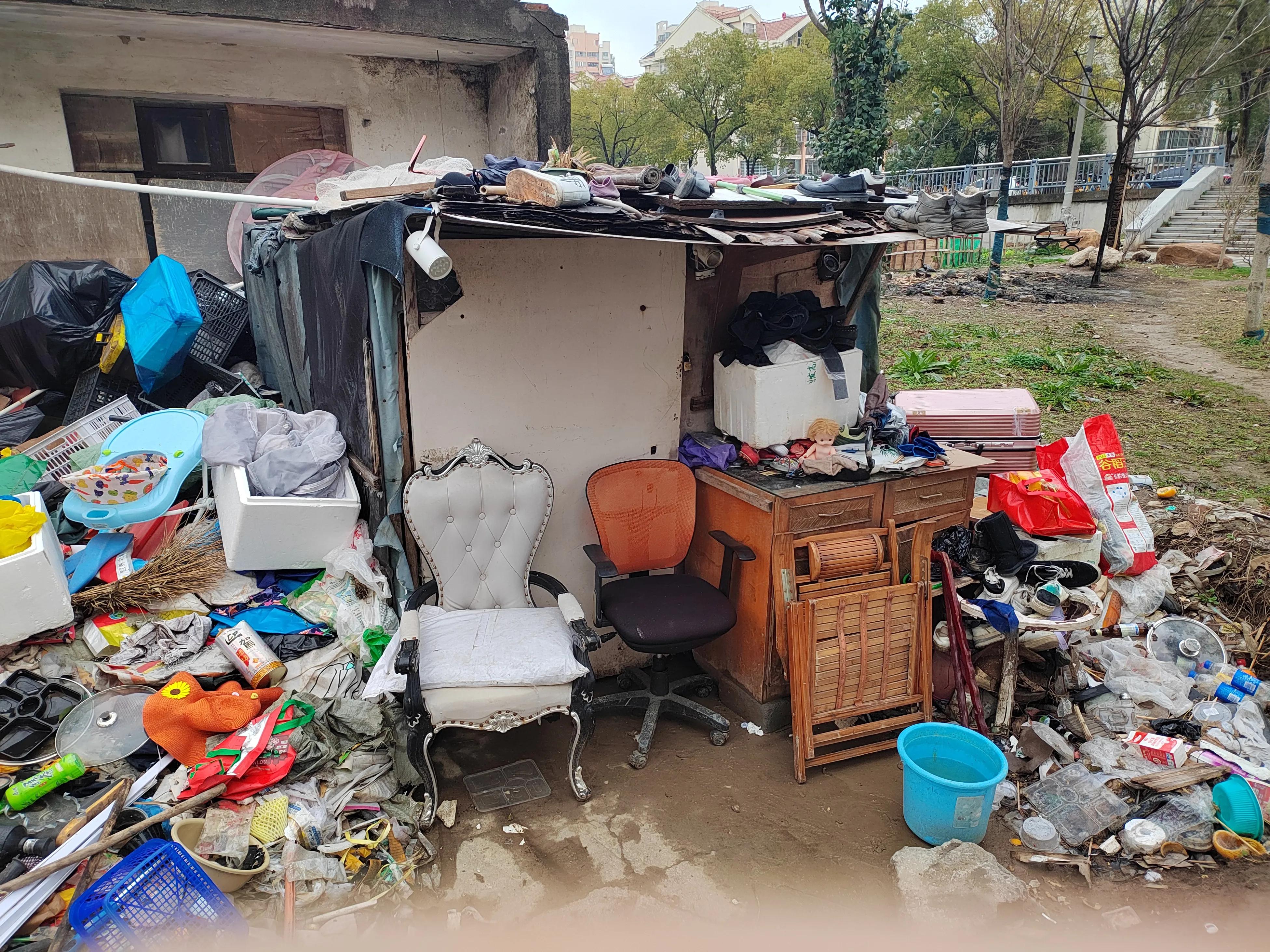 河南一老人在上海独居20多年，无水无电，得了幻想症