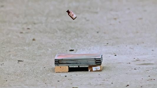 “*体炸液**药”的威力有多大？滴到纸上用锤子砸，会发生什么？