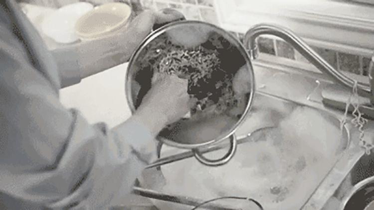 不锈钢锅烧糊了锅底怎么去黑如新,不粘锅锅底烧了发黄如何处理