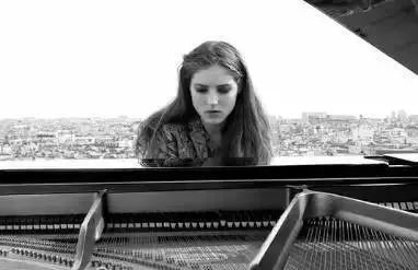 听完瞬间泪崩的十首英文歌,十首让人听完落泪的英文歌