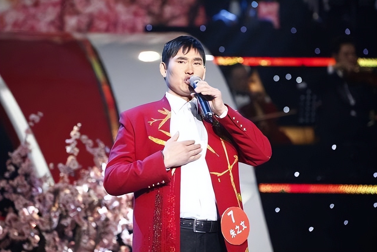 大衣哥换上新演出服,大衣哥穿西装最新图片