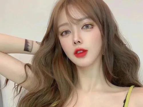 人在家中睡祸从天上来图片,人在家中睡祸从天上来什么意思