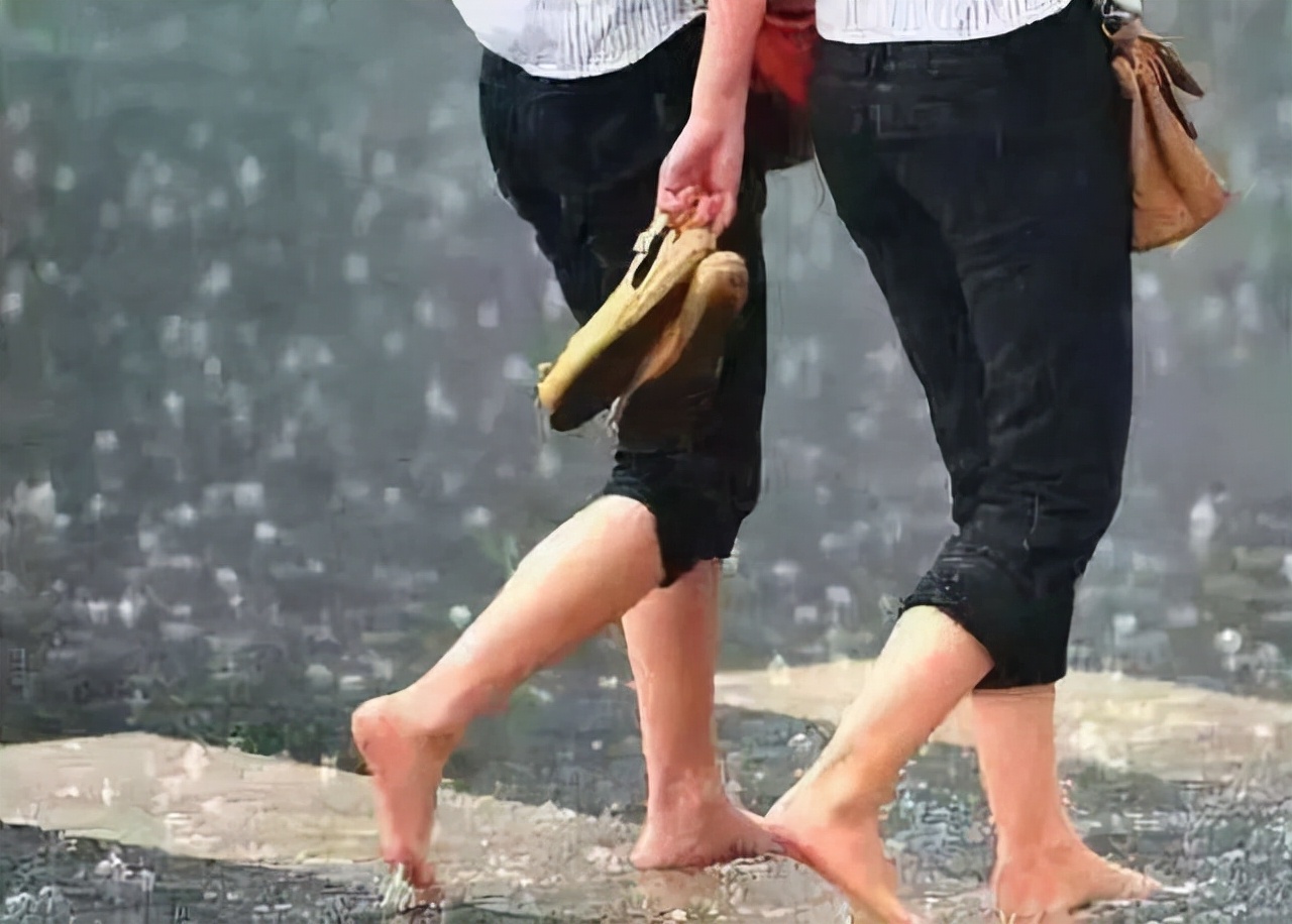 印尼男子撑伞遭雷击,男子撑伞被击中