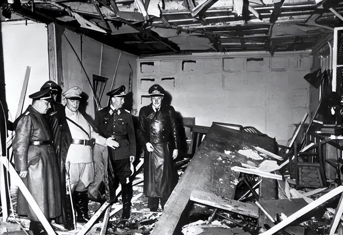 高清老照片：旗人格格大腿岔开豪放洗衣，地主三妻四妾不输女明星