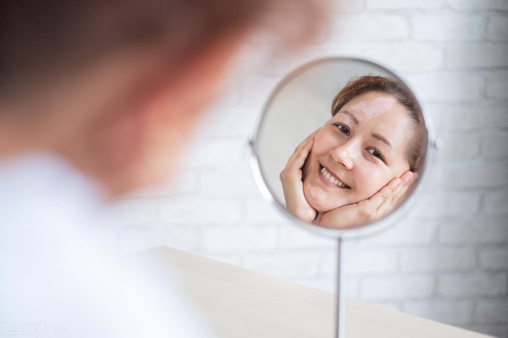 小孩脸上一块块的白斑是怎么回事,小孩脸上有一块块白斑什么原因