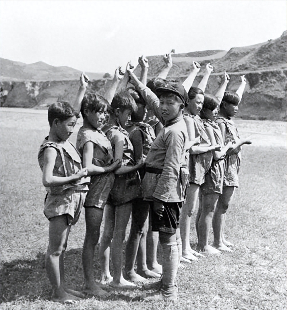 烈日下，女子下跪多日求复婚被拒，前夫发声，知情人透露实情