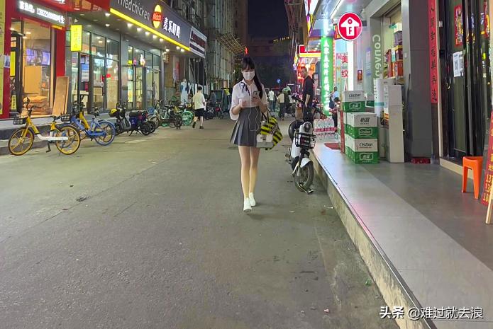 广州小新塘网红遍及街头，路上气氛浓厚，无一游客敢搭讪
