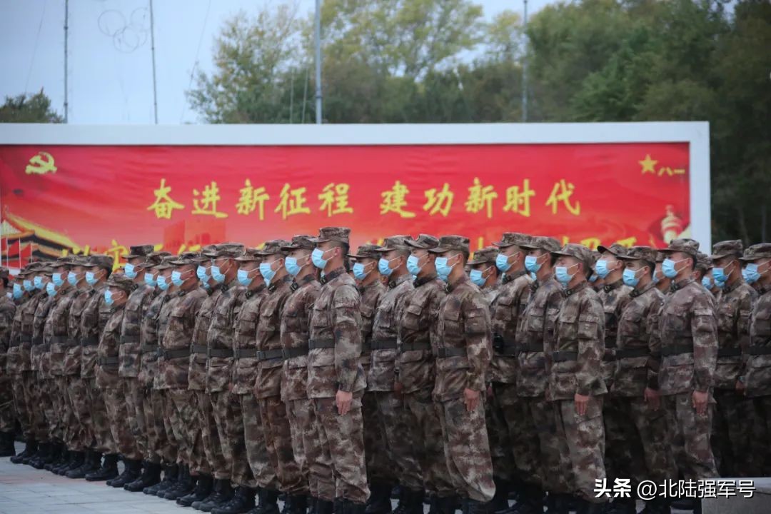 敬礼鲜艳的五星红旗,鲜艳五星红旗下敬礼视频