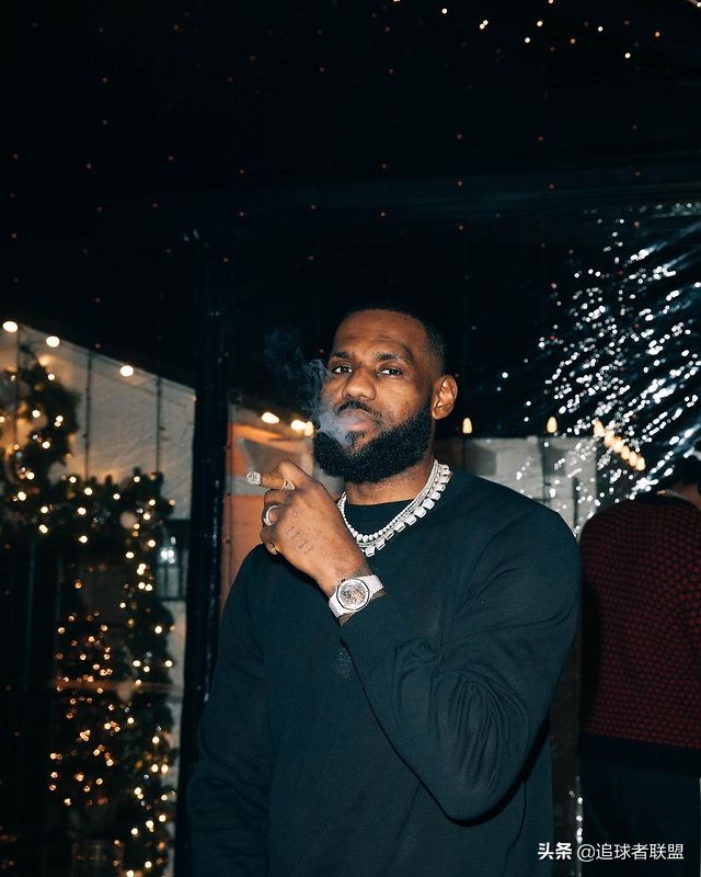 詹皇晒照庆祝56分,詹皇发年轻照片