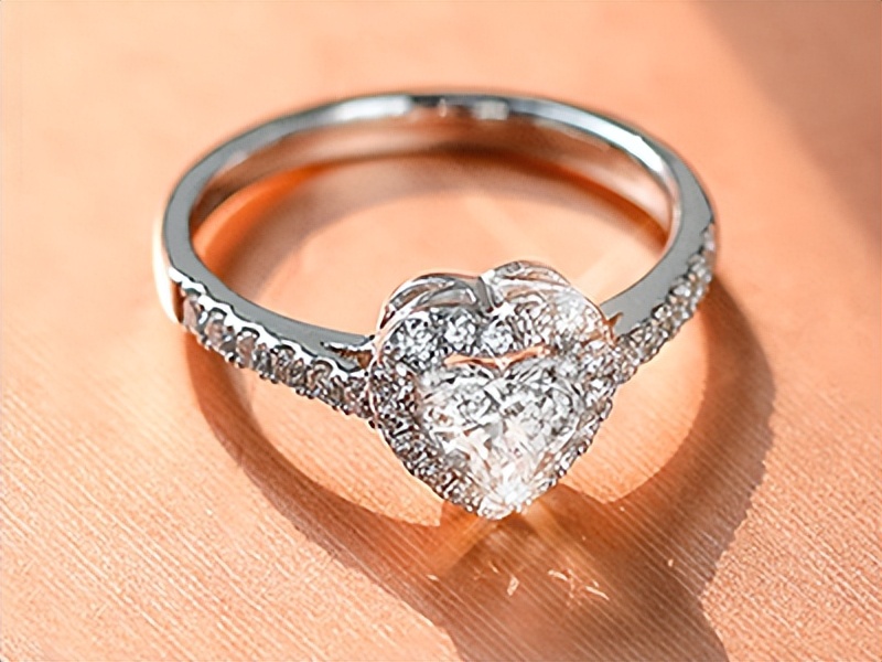 水晶钻石与天然钻石区别 (怎么区分水晶和钻石的区别)