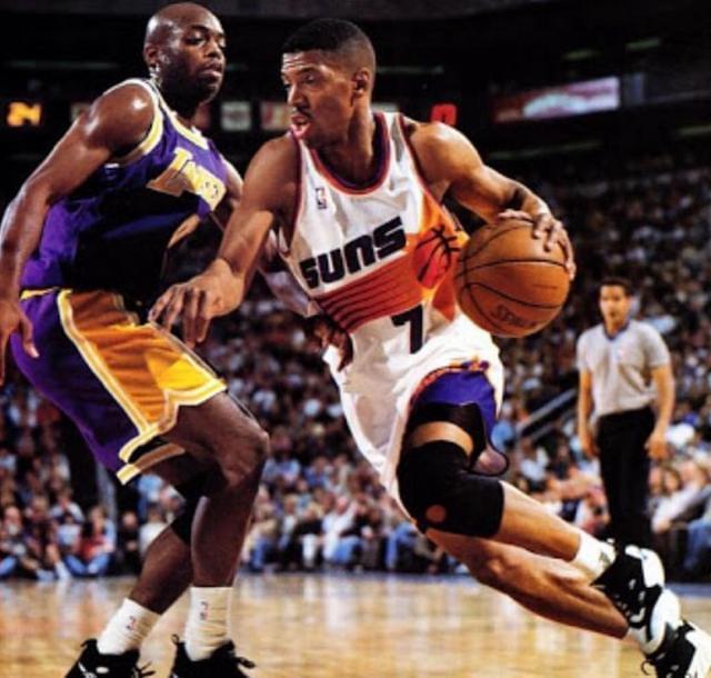 奥拉朱旺两连冠与乔丹六连冠,乔丹和奥拉朱旺谁更优秀