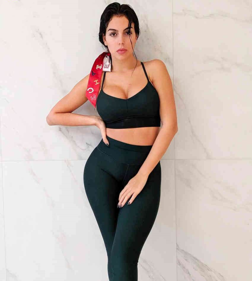 场上众星争辉，场下群芳斗艳，前中超二星妻子最具气质