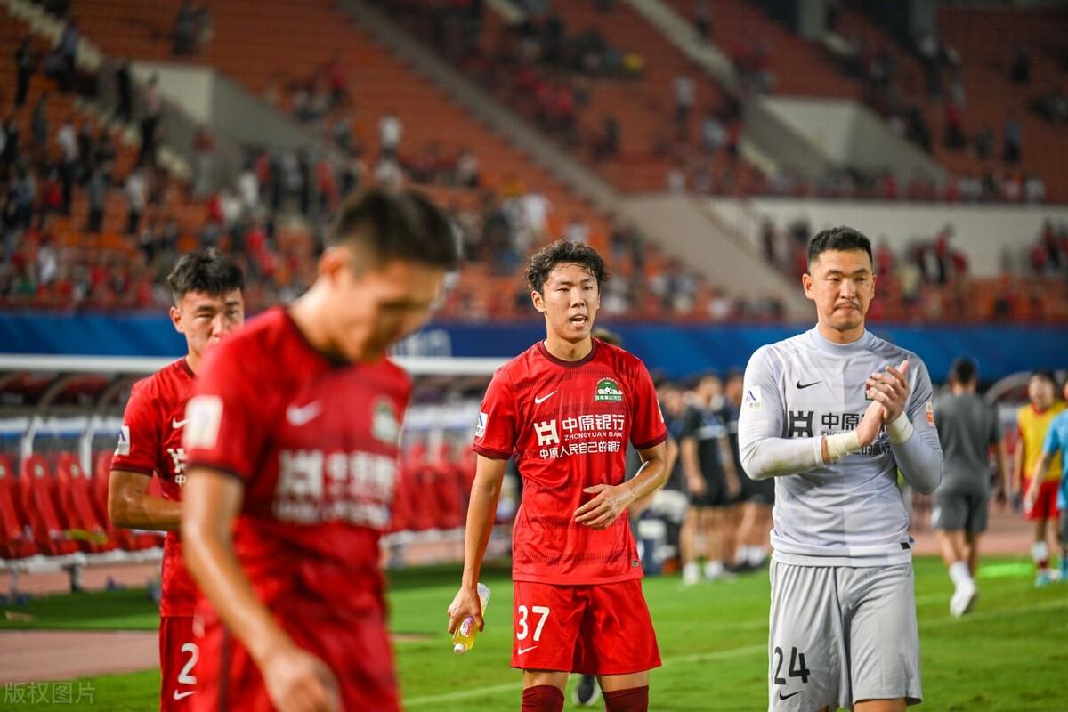 河南队郑钧蔚表现,郑钧早期获奖现场演唱