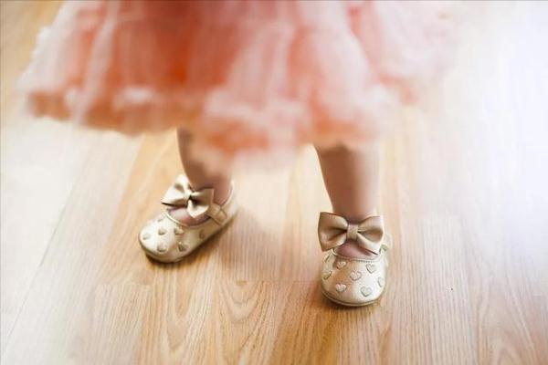 童鞋雌激素超标,央视曝光毒童鞋可能诱发早熟