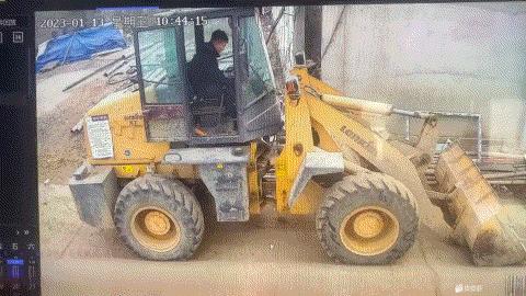 “老婆出差在宾馆给我发照片，桌子上那个是胶水吗？”哈哈哈哈