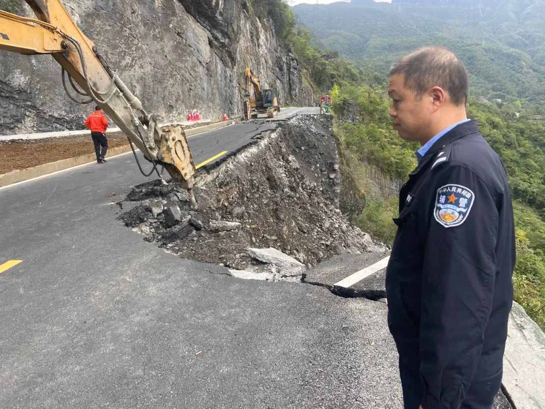 雨夜，五峰一老人手持电筒深山狂奔，避免了一场重大交通安全事故