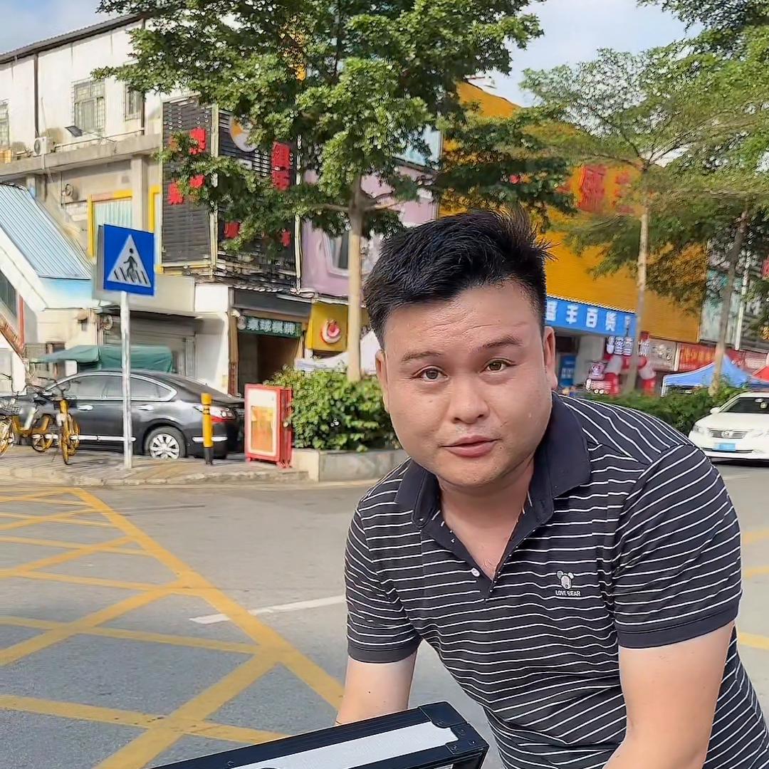 看着不起眼却很赚钱的小生意,街边小摊贴膜