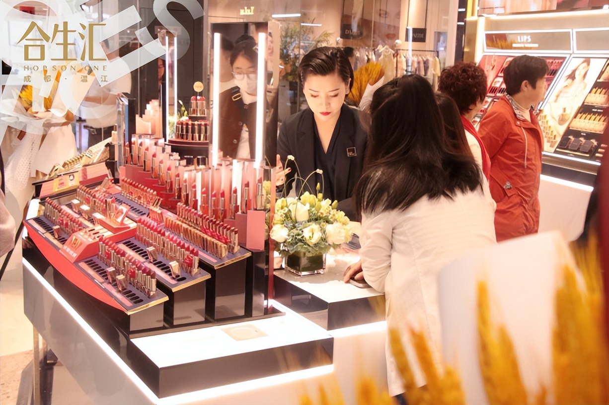 成都温江合生汇购物中心,雅诗兰黛集合店开业