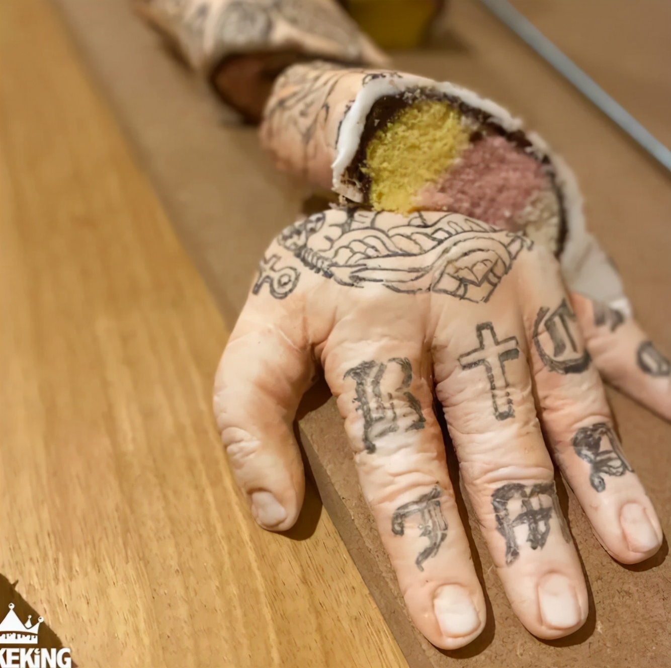 外国小哥制作魔法蛋糕,人体模型蛋糕