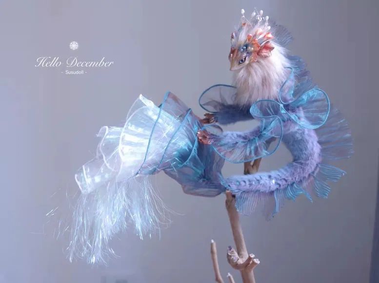 他们靠幻想挣钱，有人排一年队等它，有人花好几万抢拍