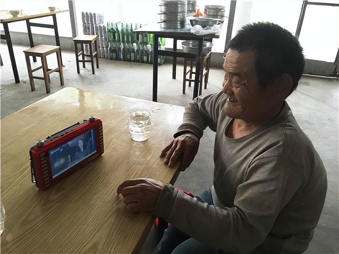 山东66岁老人自办活人出殡,山东省一位66岁老人办活人葬礼