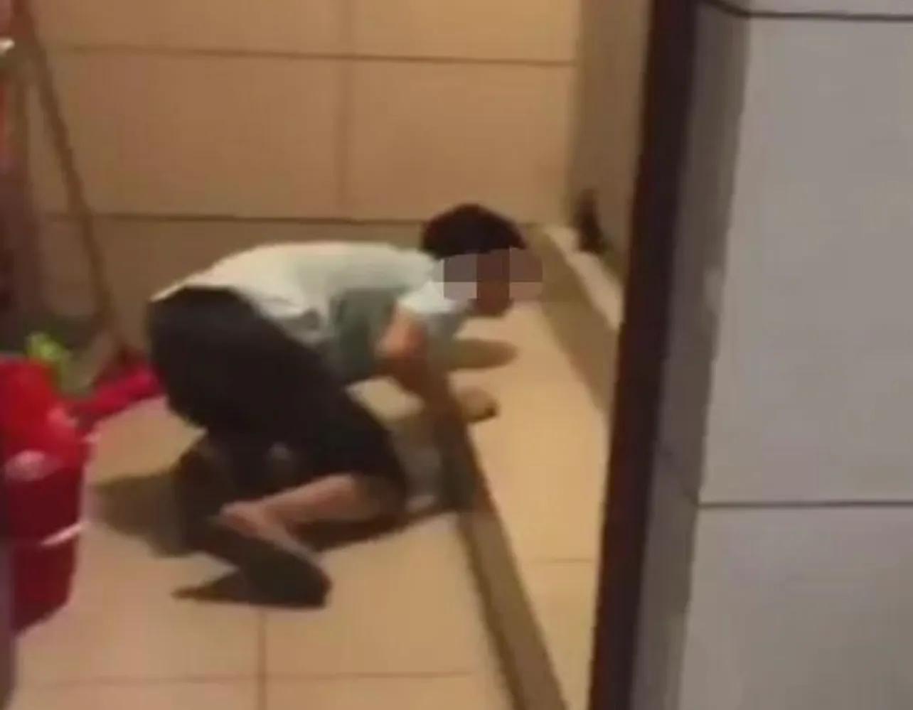 男子*窥偷**女厕,被母亲怒扇巴掌;窥私欲的背后:心理问题的体现