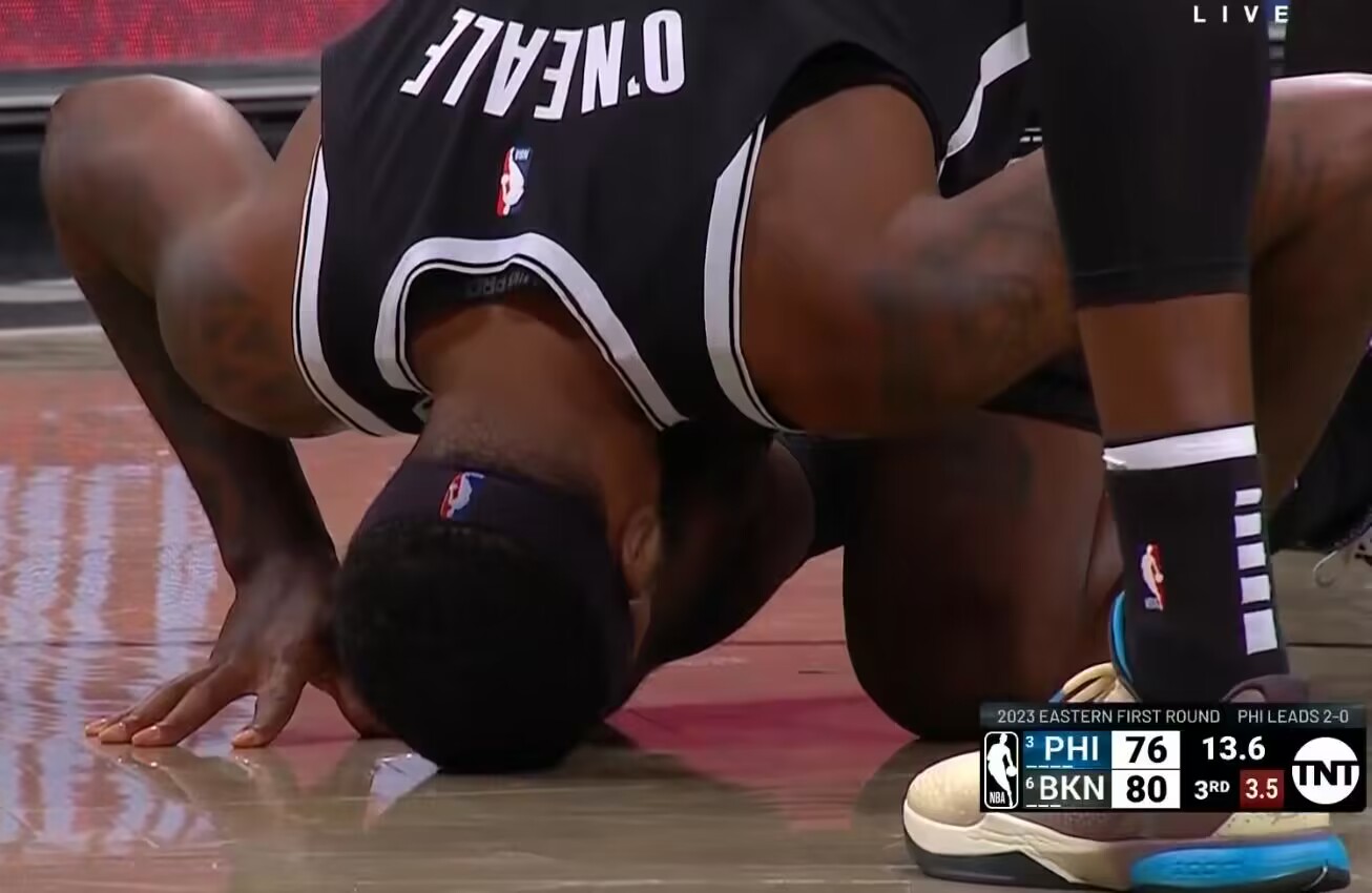 突发！哈登被驱逐！恩比德踢裆没事，为何他甩个手就被重罚？