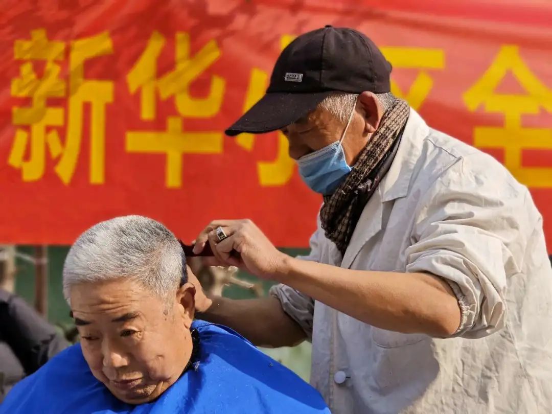 蒙阴街道新华社区:弘扬雷锋精神,服务居民群众