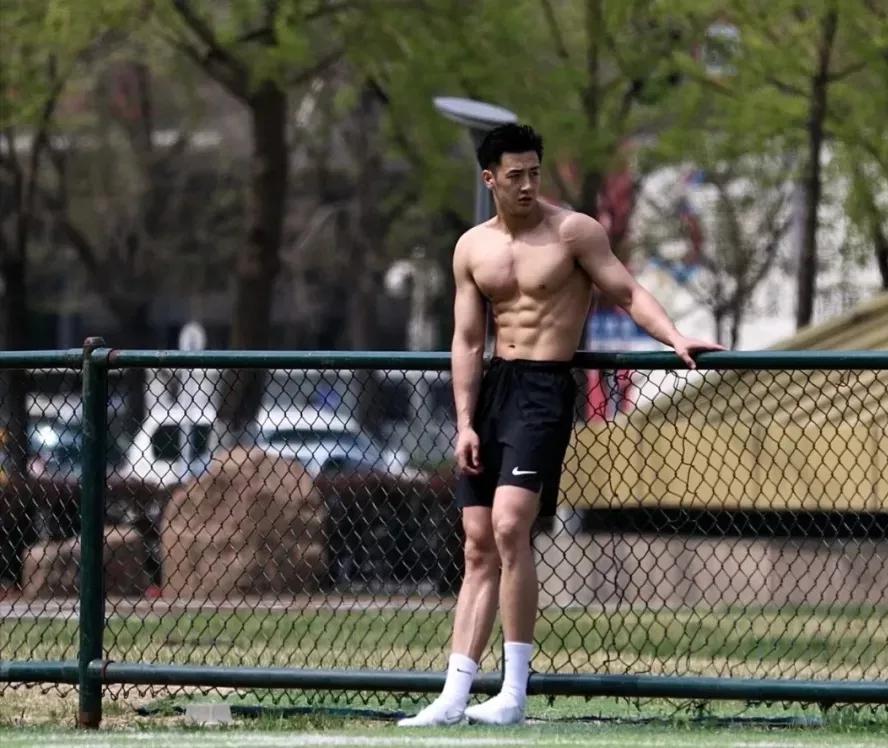 黝黑爷们帅哥寸头,黝黑皮肤的帅哥