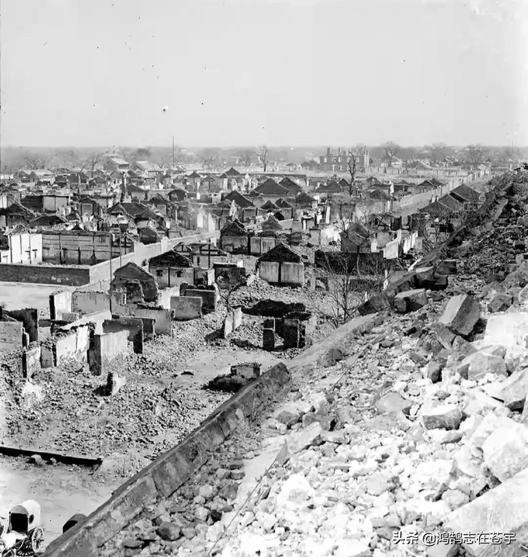 清末老照片地主婆叼着烟坐姿霸气,清末士绅高清老照片