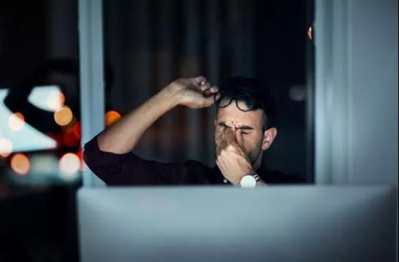 年轻人别再穿紧身牛仔裤,又到了穿紧身牛仔裤的季节