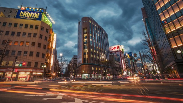 夏日的城市，大街小巷温暖的微风轻拂着人们的脸颊，带来一丝凉意